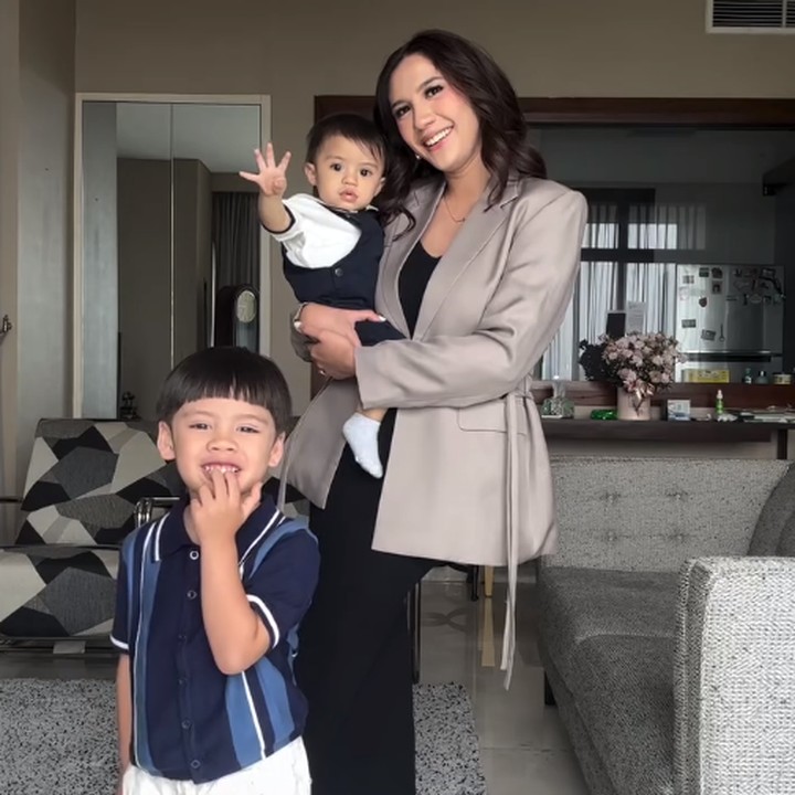 <p>Pindahnya Acha dan keluarga ke Indonesia tentu bukan tanpa alasan. Dalam kanal YouTube-nya, perempuan 35 tahun ini mengungkap salah satu alasannya pindah ke Indonesia adalah demi perkembangan anak-anaknya. (Foto: Instagram: @achasinaga)</p>