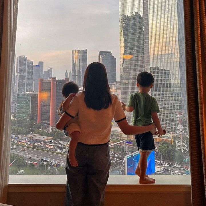 <p>Acha Sinaga memutuskan untuk pindah ke Jakarta dari Sydney, Australia. Tidak sendirian, ia turut memboyong sang suami, Andy Ambarita, dan kedua putranya, Lucas dan Kenan. (Foto: Instagram: @achasinaga)</p>