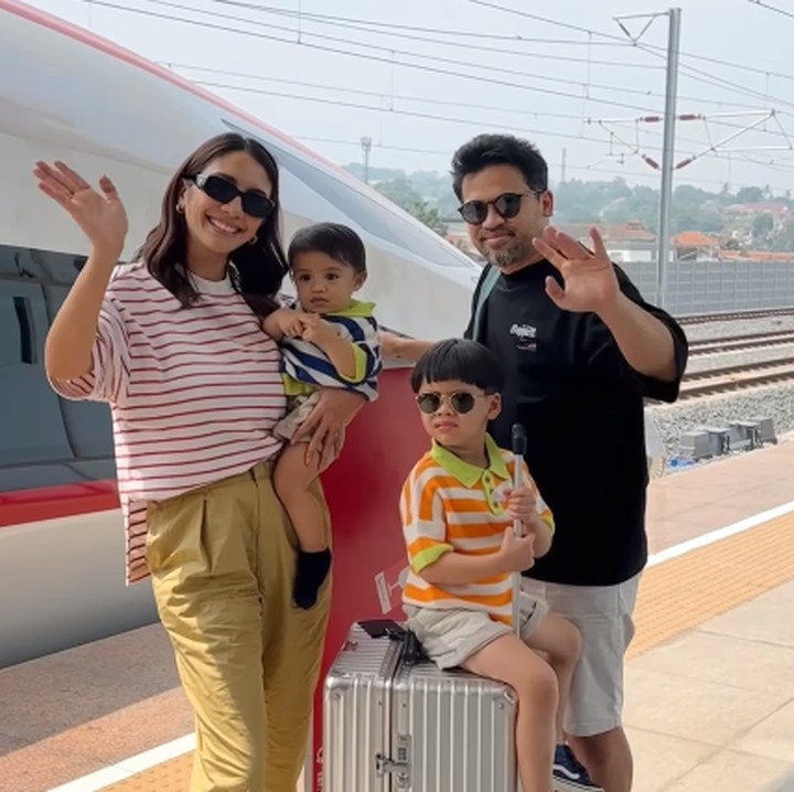 <p>Pada kesempatan lainnya, Acha turut mengenalkan kedua putranya dengan keragaman Indonesia dengan naik kereta Whoosh, lho. "Whoos-nya keren, tapi kalau boleh kasih masukan, kursi di stasiunnya diperbanyak. Kalau ditanya mau lagi enggak naik Whoosh? Mau dong," tulisnya seraya menyisipkan emotikon hati berwarna putih. (Foto: Instagram: @achasinaga)</p>