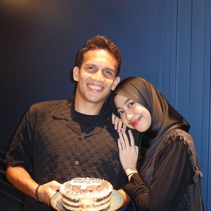 <p>Melalui laman Instagram-nya, Egy mengunggah potret kala merayakan ulang tahun bersama sang istri, Adiba Khanza, dan keluarga besarnya. Keduanya terlihat kompak mengenakan baju serba hitam. (Foto: Instagram: @egymaulanavikri)</p>