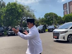 Gaya Prabowo Pamer Jurus hingga Lari-lari Kecil di Istana usai Jalani Operasi