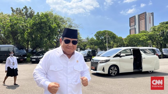 Prabowo Subianto berpose silat andalannya dan dilanjutkan bergaya lari-lari mini saat hendak menemui Presiden Jokowi di Istana Kepresidenan, Senin (8/7).