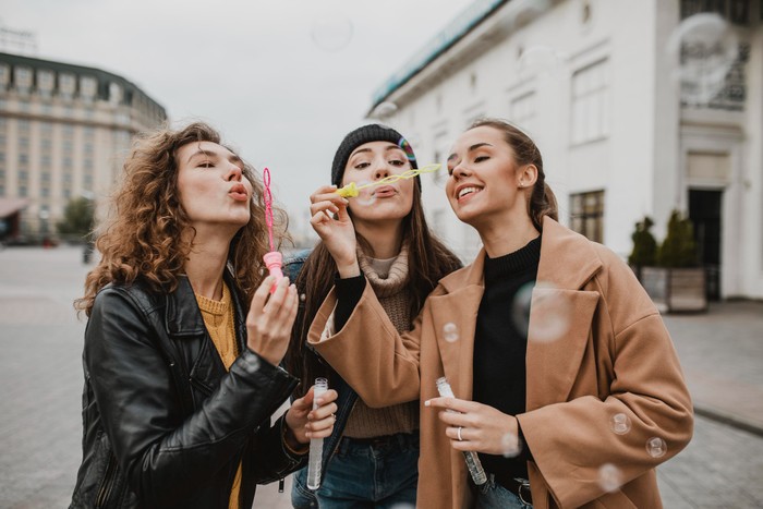 Rekomendasi kegiatan Girls Day Out yang bisa kamu lakukan bersama sahabat!/ Foto : Freepik/ Freepik