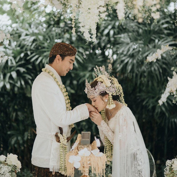 <p>Kabar bahagia itu diketahui langsung dari beberapa momen saat akad nikah yang mereka bagikan di akun Instagram pribadinya. <em>"Alhamdulillah</em> 07.07.2024 #ShaForHim," tulis Salsha, dikutip dari laman <em>Instagram@salshabillaadr,</em> Senin (8/7/2024). (Foto: Instagram@salshabillaadr)</p>