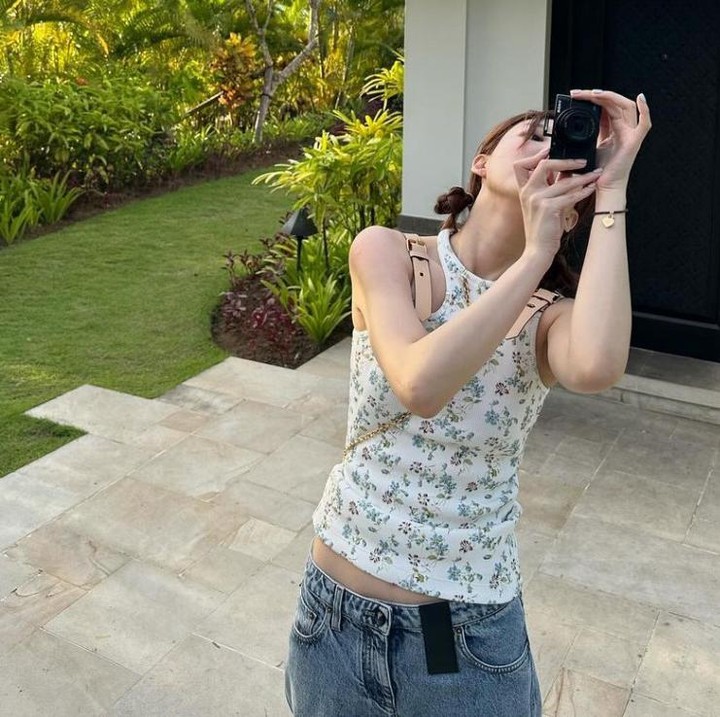 <p>Selanjutnya ada anggota grup TWICE, yaitu Nayeon. Idol pelantun <em>Cheer Up</em> ini turut mengunggah beberapa potret dirinya dalam pakaian sederhana namun tetap <em>stylish</em>. Jeans berpadu tank top adalah kombo yang pas ketika di Bali. (Foto: Instagram @nayeonyny)</p>