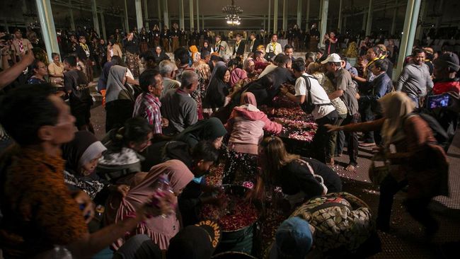 Tradisi 1 Suro. (ANTARA FOTO/Mohammad Ayudha/YU)