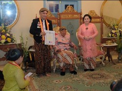 Victor Rarung Terima Gelar Bangsawan dari Raja Pakubuwono XIII Keraton Solo