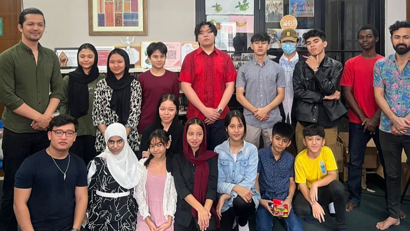 Termotivasi dan terinspirasi akan kecintaan terhadap sejarah dan kebijakan internasional, serta terdorong oleh rasa empati yang mendalam terhadap komunitas