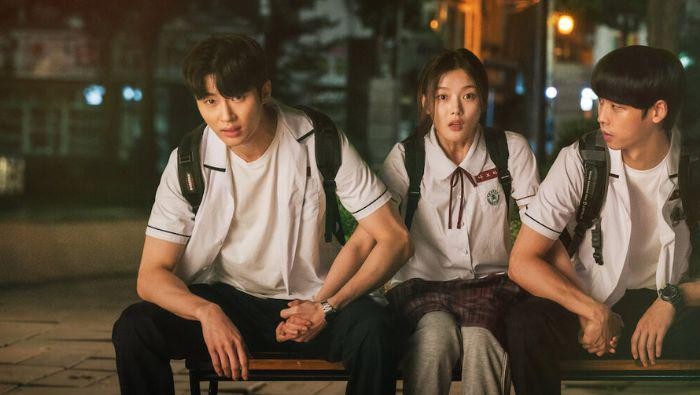img-title 5 Rekomendasi Film Bertemakan Cinta Segitiga di Netflix, Bikin Gregetan!