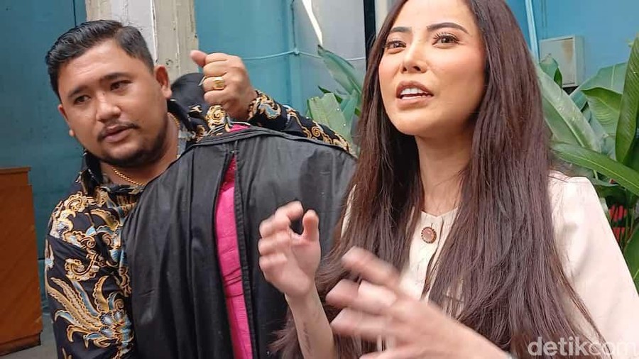 Ayu Aulia kembalikan baju pinjaman kepada stylist Siti Badriah.