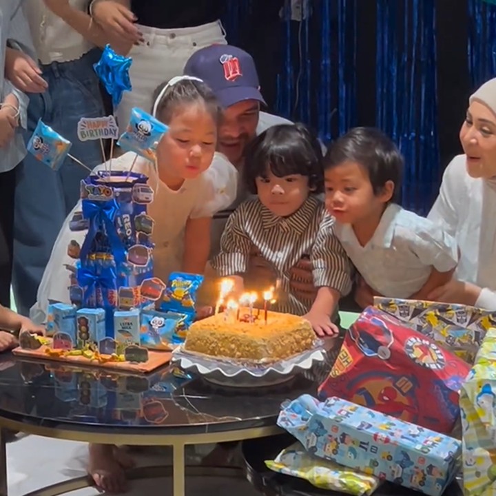 <p>Untuk mensyukuri Balint yang bertambah usia, Mona dan Indra menggelar pesta ulang tahun untuknya. Mereka turut mengundang keluarga besar. (Foto: Instagram @monaratuliu)</p>