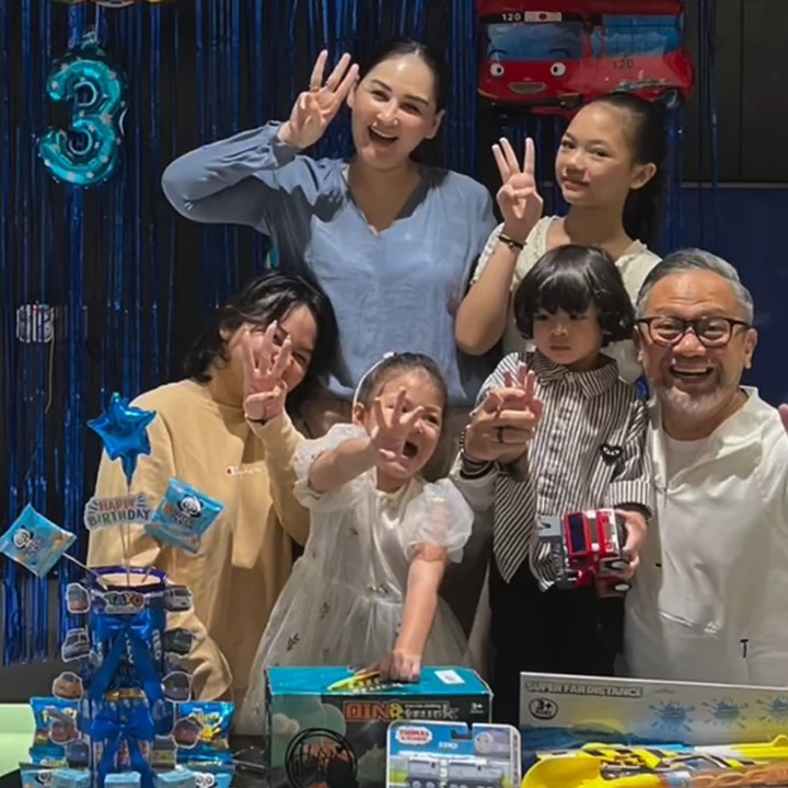 <p>Tak lupa, Mona dan Indra mengajak anak-anaknya berfoto bersama di hari ulang tahun Balint. Keceriaan begitu terlihat di wajah mereka. "<em>Happy birthday</em> @balint_ratuliu sayang. Bahagia di hati yang banyak selamanya," ucap Mona. (Foto: Instagram @monaratuliu)</p>