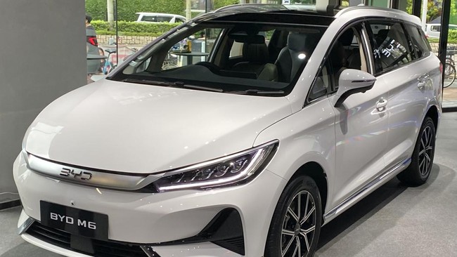 Kabarnya MPV Listrik BYD M6 bakal dipajang di GIIAS 2024 usai diuji jalan di Indonesia, saat ini diduga dealer sudah buka prapemesanan.