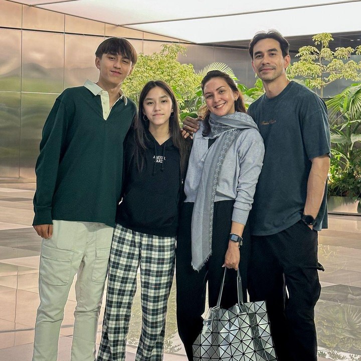 <p>Momen tersebut juga diabadikan oleh Darius di akun Instagram pribadinya. "Semalam anter Mama Donna & Chubby yang mau <em>flight</em> ke Swiss, bakal seru banget nih <em>girls trip</em>-nya. <em>Have fun and take care you two, missing you already,</em>" tulis Darius, dikutip dari laman <em>Instagram@darius_sinathrya.</em> (Foto: Instagram@darius_sinathrya)</p>