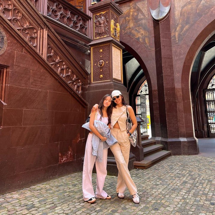 <p>Masih dalam suasana libur sekolah, Donna Agnesia mengajak anak perempuannya, Quinesha Sabrina Sinathrya untuk menikmati perjalanan ke Swiss. (Foto: Instagram@dagnesia)</p>