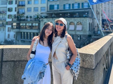 5 Potret Kebersamaan Donna Agnesia dan Putrinya Lakukan Girls Trip ke Swiss