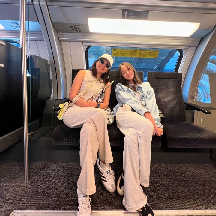 <p>Momen liburannya kali ini terasa berbeda karena tidak ditemani oleh Sang Suami, Darius Sinathrya, dan dua anak laki-lakinya. Donna dan sang Putri tampaknya sangat menikmati perjalanan girls trip ini. (Foto: Instagram@dagnesia)</p>