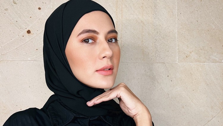 Gaya hijab Paula Verhoeven Wong.