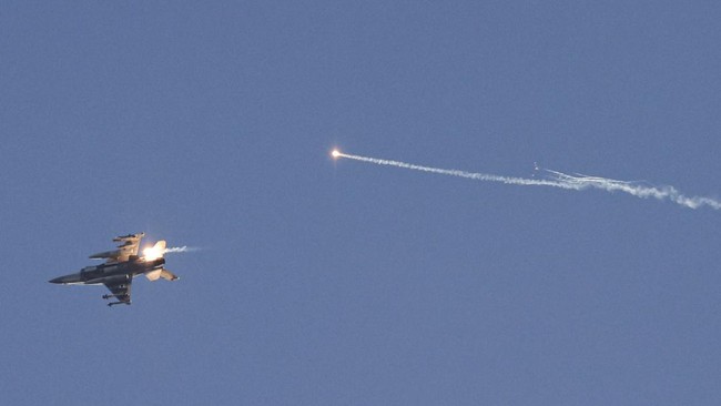Teror jet tempur Israel ke Lebanon sampai Tommy Robinson dalang kerusuhan Inggris jadi topik hangat berita internasional hari ini.