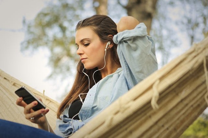 3 Zodiak Lebih Suka Kirim Voice Note saat Chatting, Ada Kamu?