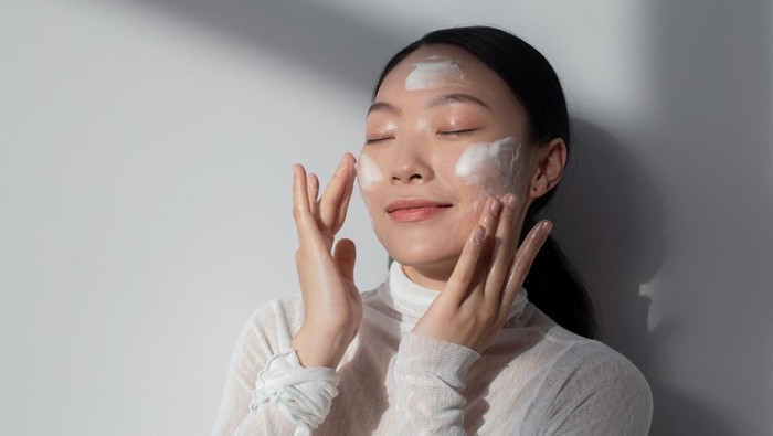 img-title Ini 4 Alasan Pentingnya Memberi Jeda Waktu Saat Pemakaian Skincare di Kulit Wajah