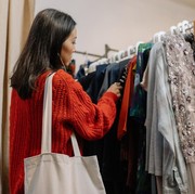 Dapat Barang Vintage dan Hemat, Ini 3 Zodiak yang Gemar Thrift Shopping!