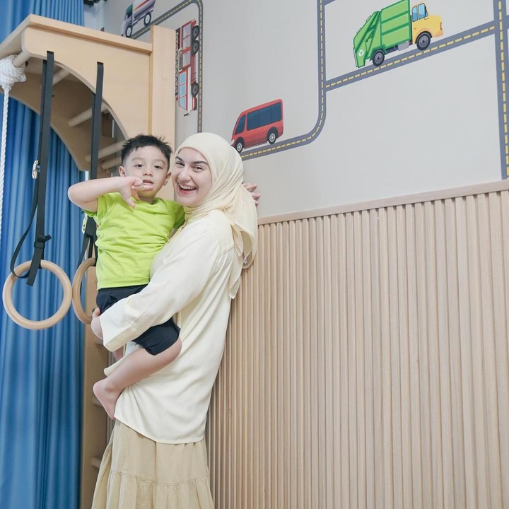 <p>Irish Bella juga terlihat bahagia dalam menjalani perannya sebagai <em>single parent</em>. Ia telah menjadi Bunda untuk dua anaknya, Air Rumi dan Amala Puti. Gaya busananya ketika sedang mengasuh anak juga sangat <em>fashionable,</em> ya? (Foto: Instagram @_irishbella_)</p>
