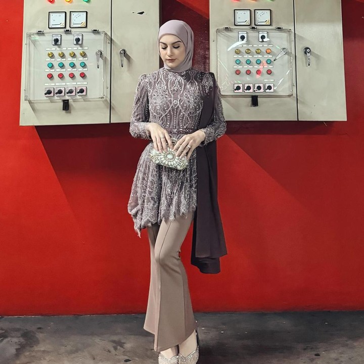 <p>Penampilan terbaru Irish Bella sukses curi perhatian. Ia tampil lebih langsing dan memesona, Bunda. Intip saja potretnya dalam balutan kebaya beraksen brokat dan celana <em>cutbray.</em> OOTD-nya semakin komplet dengan aksesori berupa <em>purse</em> dan <em>shawl</em> pada bagian bahu. (Foto: Instagram @_irishbella_)</p>