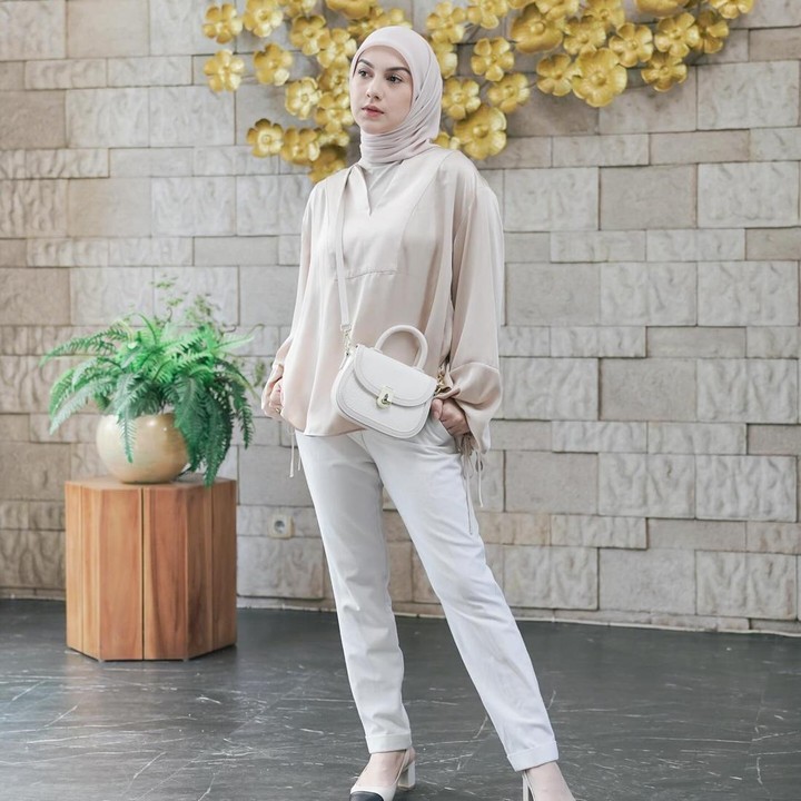 <p>Gaya <em>fashion</em> Irish Bella dengan busana serba putih juga tak kalah modis. Ia terlihat memukau dengan <em>blouse</em> dan celana <em>trousers</em> bernuansa lembut, Bunda. (Foto: Instagram @_irishbella_)</p>