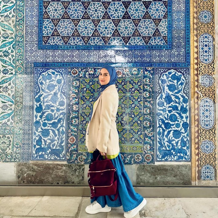 <p>Ketika berlibur ke Turki, Irish Bella juga tampil memesona degnan <em>blazer</em> warna krem yang dipadukan bersama rok dan hijab warna biru elektrik. (Foto: Instagram @_irishbella_)</p>