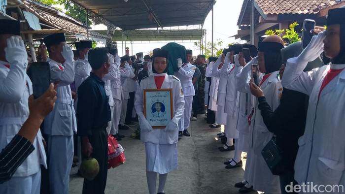 Pemakaman Ketua OSIS SMAN 1 Cawas, Klaten, yang tewas tersetrum di kolam sekolah hari ini, Selasa (9/7/2024).