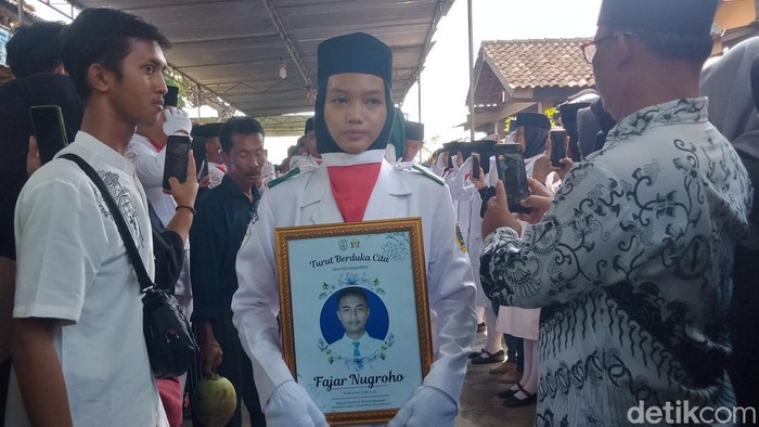 Pemakaman Ketua OSIS SMAN 1 Cawas, Klaten, yang tewas tersetrum di kolam sekolah hari ini, Selasa (9/7/2024).