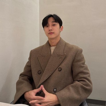 Jung Jinyoung Jadi Produser Artis Terkenal di Drama 'Miss Granny'