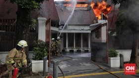 FOTO: Memadamkan Kebakaran Rumah Gedong di Kawasan Elite Menteng