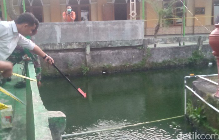 Kolam di SMAN 1 Cawas, Klaten, lokasi kejadian Ketua OSIS tewas kesetrum terdapat kabel dan pompa air, Senin (8/7/2024).