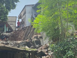 Momen Tanah Longsor Rusak 2 Rumah di Depok, Warga: Buka Pintu Jalan Tertutup