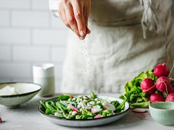 Tambahkan Garam ke Makanan Berarti Tak Sopan, Ini Kata Pakar Etiket