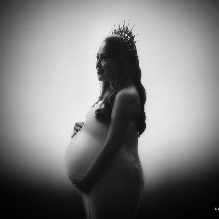 <p>Presenter dan komedian Mpok Alpa tengah menanti kelahiran anak kembar. Belum lama ini, Mpok Alpa membagikan potret maternity shoot kehamilannya ke publik, Bunda. (Foto: Instagram @nina_mpokalpa)</p>