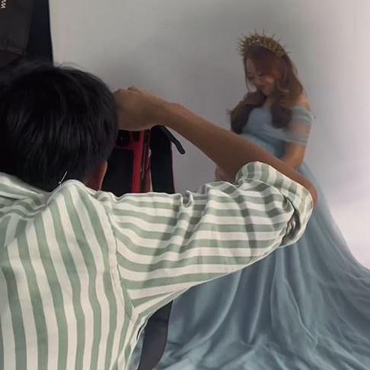 <p>Di unggahan lainnya, Mpok Alpa membagikan video suasana saat melakukan maternity shoot. Perempuan 37 tahun ini memamerkan gaun biru muda yang juga dikenkan di pemotretan. (Foto: Instagram @nina_mpokalpa)</p>