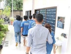 Pria di Karimun Dikeroyok gegara Minta Kembali Uang Open BO, 4 Orang Ditangkap