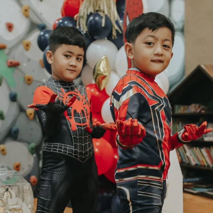 <p>"Hari ini tanggal yang cantik ya. 24-4-2024. Tepat enam tahun yang lalu kalian lahir. Terima kasih ya, Nak sudah pilih Papa dan Mama jadi orang tua kalian. Tumbuh sehat, kuat, cerdas, hebat ya sayang. <em>We love you so much</em> MD," ungkapnya seraya mengunggah potret kedua putranya. (Foto: Instagram: @kddevie)</p>