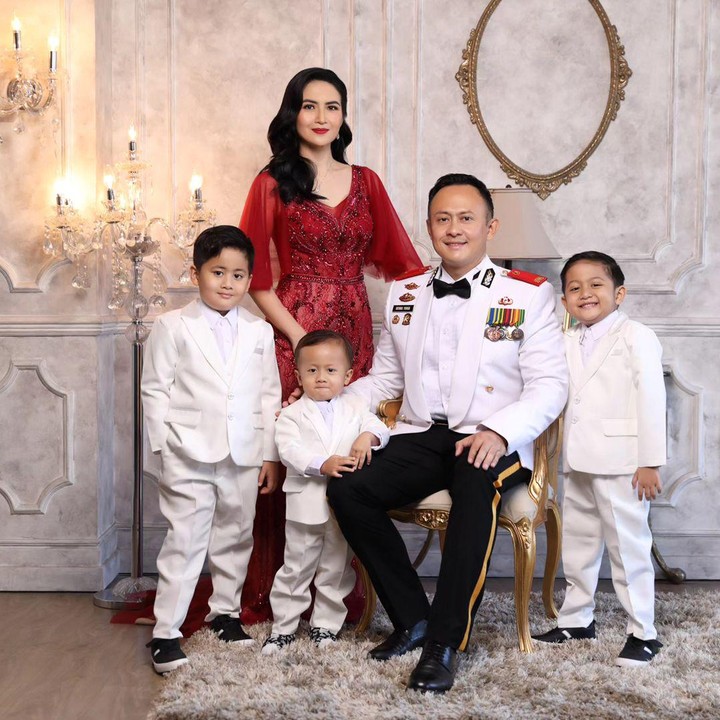 <p>Dari pernikahannya dengan Dewa, Kadek Devi dikaruniai tiga orang anak. Dua di antaranya adalah anak kembar yang diberi nama Magha dan Degha. (Foto: Instagram: @kddevie)</p>
