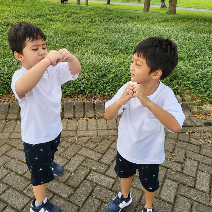 <p>Magha dan Degha sendiri lahir pada tahun 2018. Di tahun ini, si kembar sudah genap berusia enam tahun dan akan segera melanjutkan pendidikan SD, lho. (Foto: Instagram: @kddevie)</p>