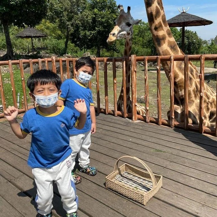 <p>"<em>We love you</em> anak-anak hebat kami. Doa kami selalu menyertai kalian sayang," ungkap seorang netizen. "Wihhh keren kali lho ponakan-ponakan. <em>Happy birthday guys</em>! Jadi anak-anak sehat dan berbakti, ya," doa netizen lainnya. (Foto: Instagram: @kddevie)</p>