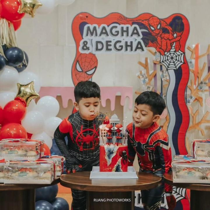 <p>Perayaan ulang tahun Magha dan Degha digelar dengan sangat meriah. Mereka mengenakan kostum <em>superhero</em> Spider-Man. (Foto: Instagram: @kddevie)</p>