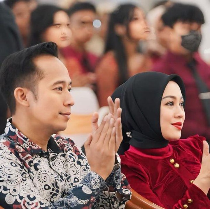 <p>Shanty dan Denny Cagur turut menghadiri acara wisuda demi menyaksikan si sulung pada hari kelulusannya. (Foto: Instagram: @shantydenny)</p>