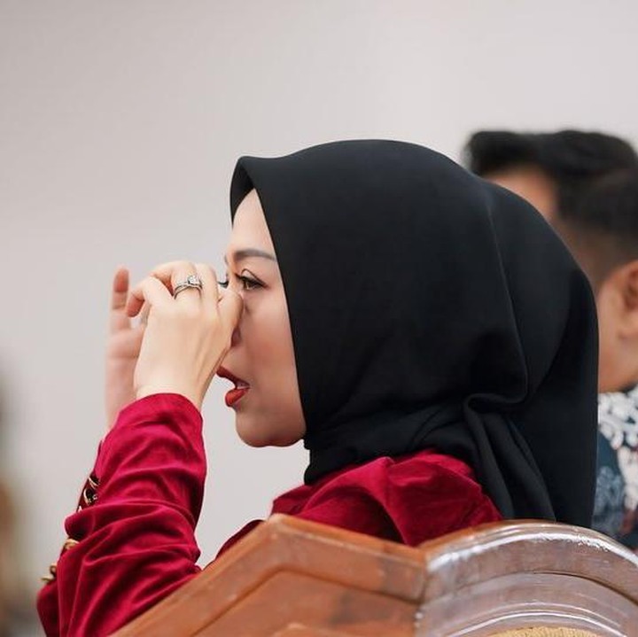 <p>"Mendekati masuk sekolah Mamak sudah <em>melow</em>. Anaknya mau masuk asrama. Di <em>slide</em> terakhir anaknya santai (bilang) jangan sedih Mih masih bisa komunikasi kita," tulis Shanty dengan menyisipkan emotikon hati. (Foto: Instagram: @shantydenny)</p>
