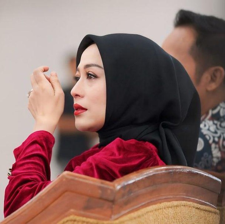 <p>Di momen bahagia itu, Shanty tak bisa menahan air matanya. Ia begitu terharu melihat putra sulungnya sudah tumbuh besar. Apalagi setelah ini, Fabian akan masuk asrama. (Foto: Instagram: @shantydenny)</p>