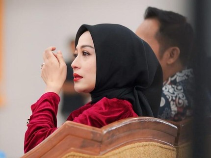 7 Potret Shanty Istri Denny Cagur Mellow Sampai Nangis Hadiri Wisuda Sang Putra