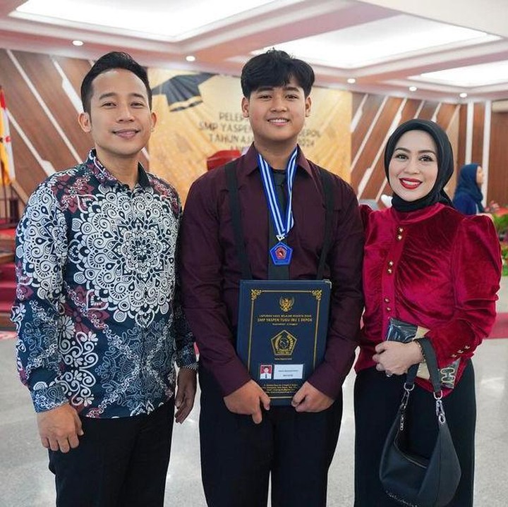 <p>Anak Shanty dan Denny Cagur, Fabian Muhammad Yahva telah menyelesaikan pendidikan SMP. Ia baru saja mengikuti acara wisuda, Bunda. (Foto: Instagram: @shantydenny)</p>